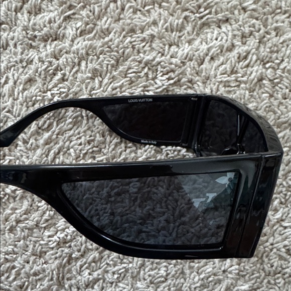 ✨Authentic Louis Vuitton Monogram Sideway Sunglasses - Picture 5 of 11